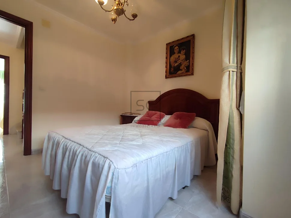 Casa adosada en el centro de ares con terraza y vistas parciales al mar