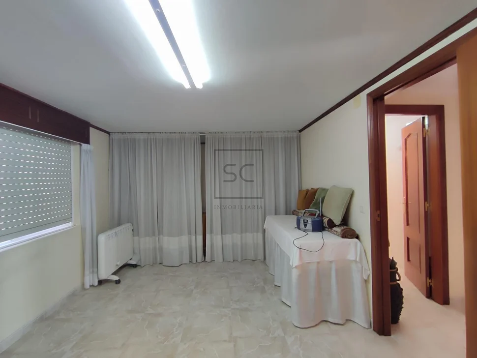 Casa adosada en el centro de ares con terraza y vistas parciales al mar