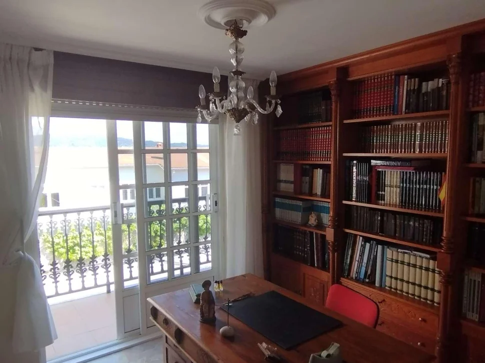 Casa adosada en el centro de ares con terraza y vistas parciales al mar