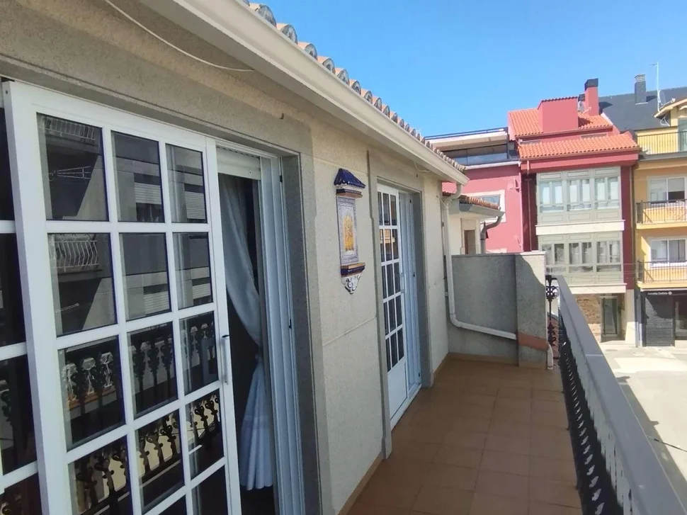 Casa adosada en el centro de ares con terraza y vistas parciales al mar