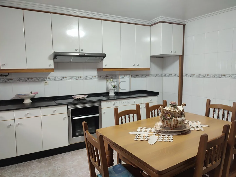 Casa adosada en el centro de Ares con terraza y vistas parciales al mar