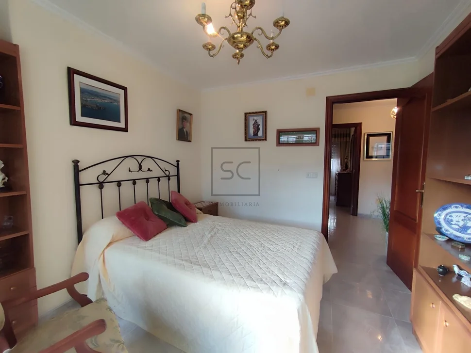 Casa adosada en el centro de Ares con terraza y vistas parciales al mar