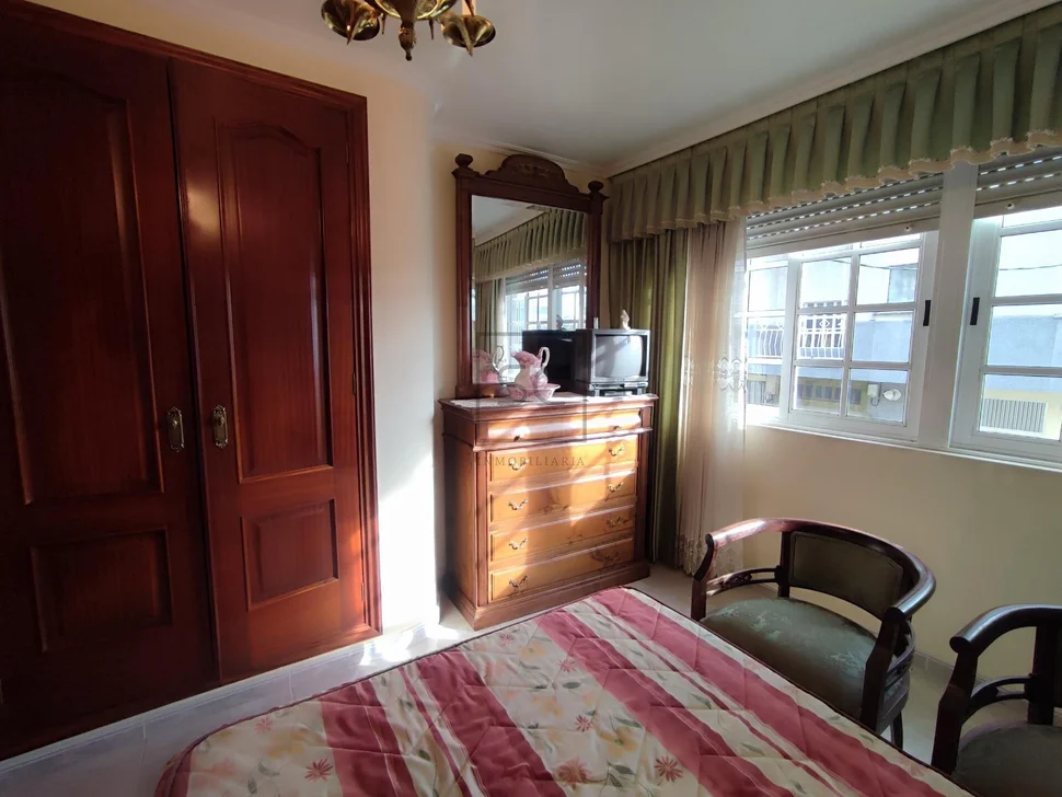 Casa adosada en el centro de Ares con terraza y vistas parciales al mar