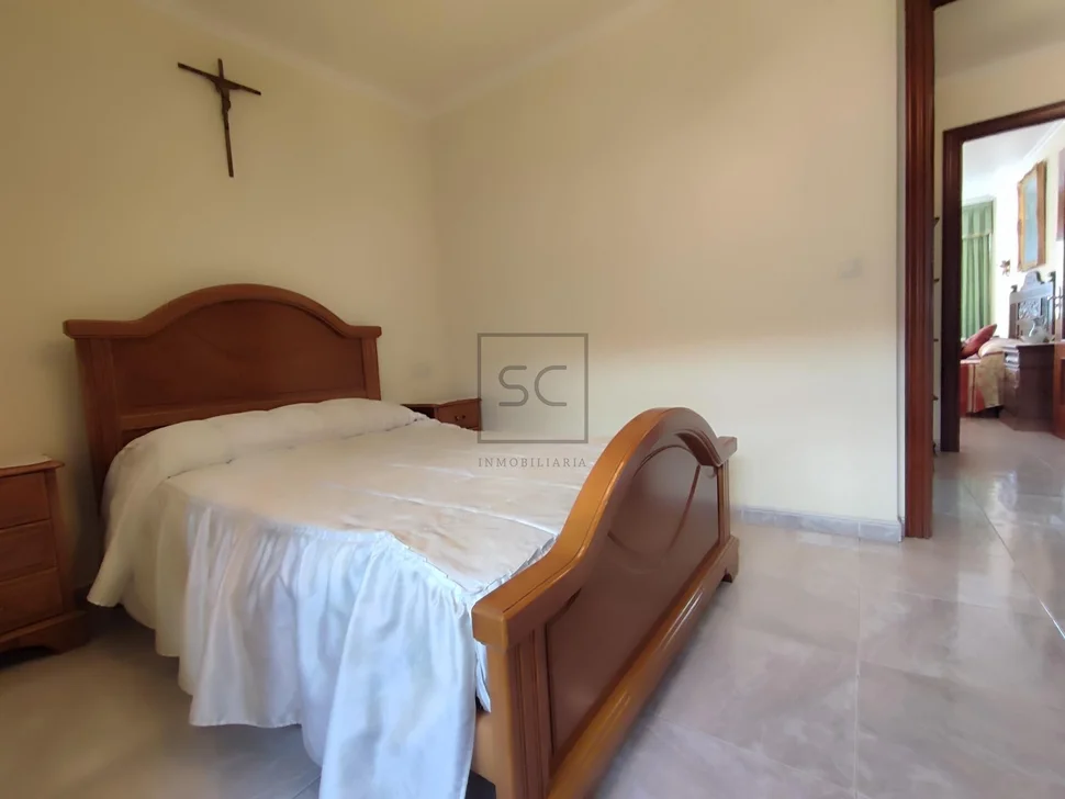 Casa adosada en el centro de Ares con terraza y vistas parciales al mar