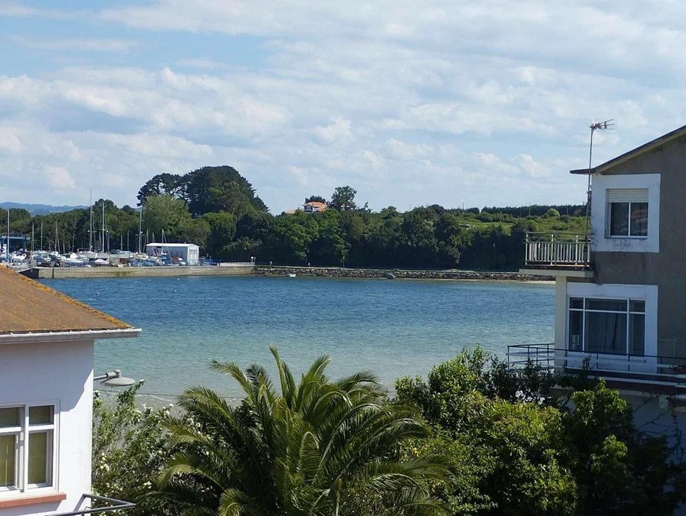 Casa adosada en el centro de Ares con terraza y vistas parciales al mar