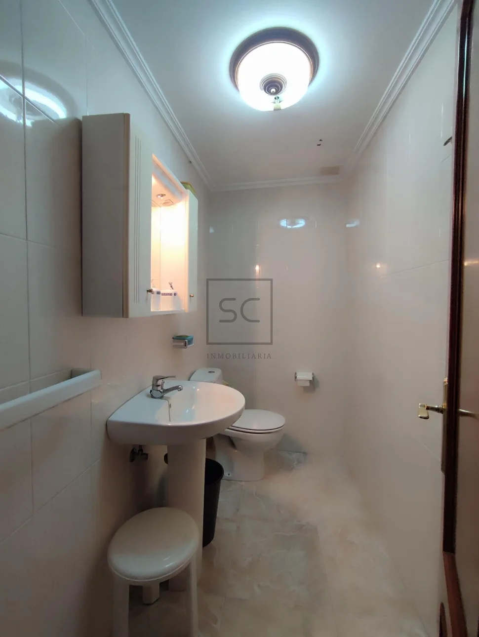 Casa adosada en el centro de Ares con terraza y vistas parciales al mar