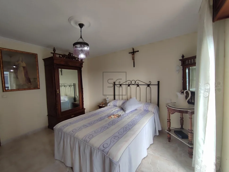 Casa adosada en el centro de Ares con terraza y vistas parciales al mar