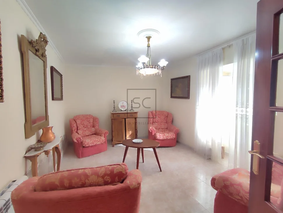 Casa adosada en el centro de Ares con terraza y vistas parciales al mar