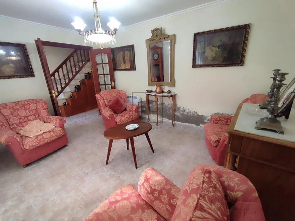 Casa adosada en el centro de Ares con terraza y vistas parciales al mar