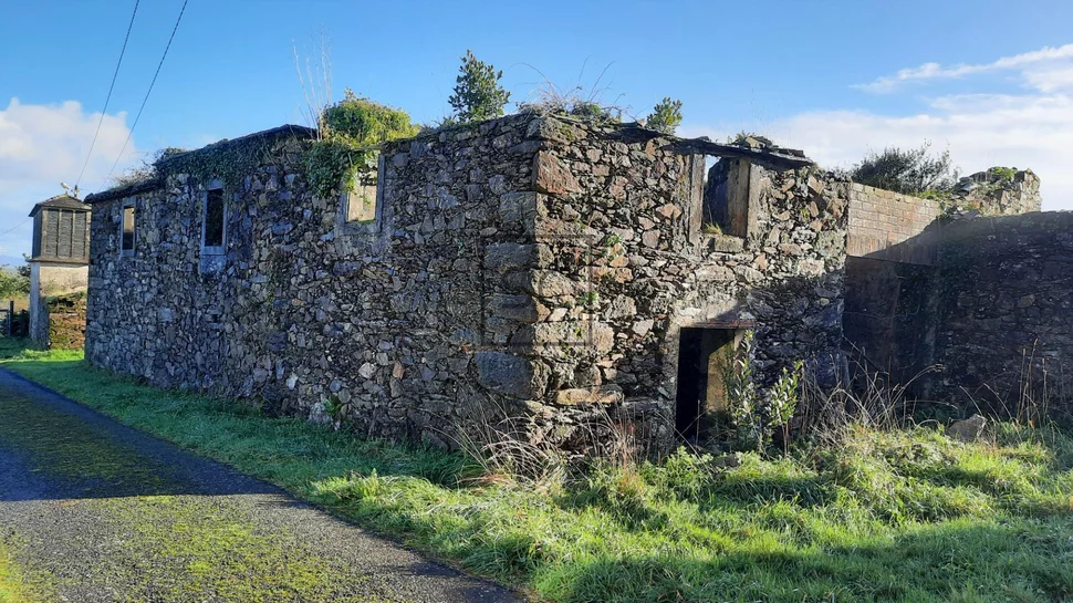 Finca rústica con edificación de piedra en San Sadurniño