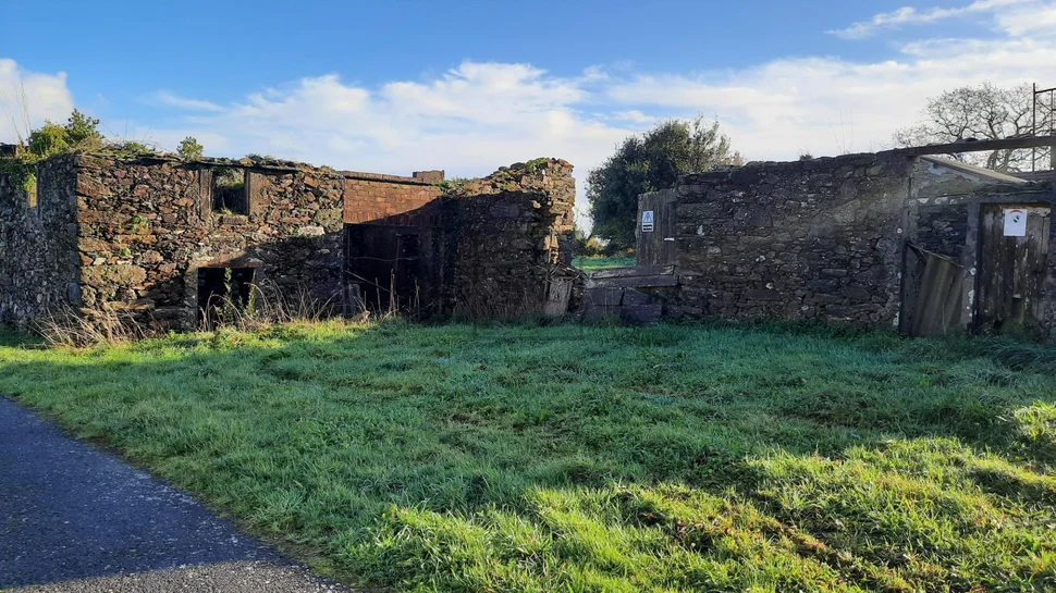Finca rústica con edificación de piedra en san sadurniño