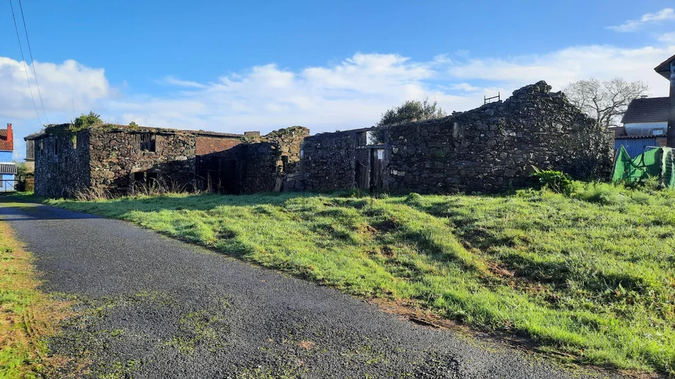Finca rústica con edificación de piedra en san sadurniño