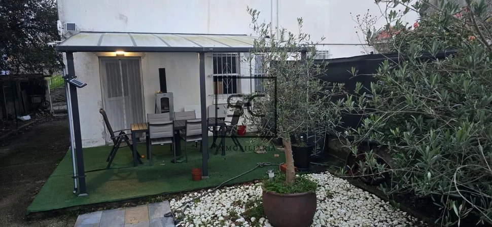 Casa pareada con patio en catabois, ferrol