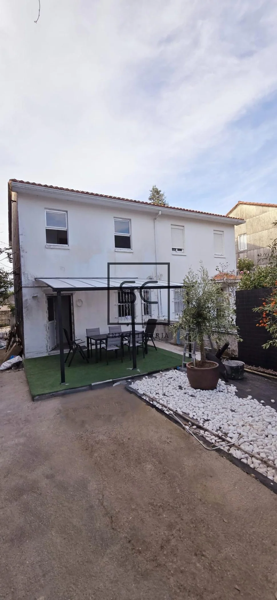 Casa pareada con patio en catabois, ferrol