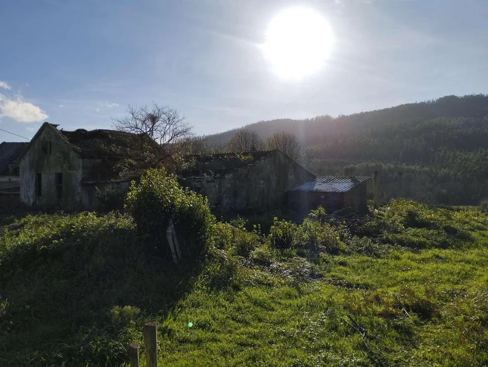 Casa para rehabilitar y gran finca en san román, cedeira