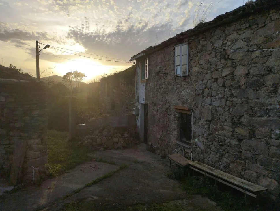 Casa de piedra para rehabilitar con gran finca en meirás, valdoviño