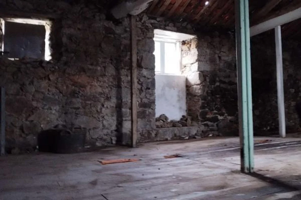 Casa de piedra para rehabilitar con gran finca en meirás, valdoviño