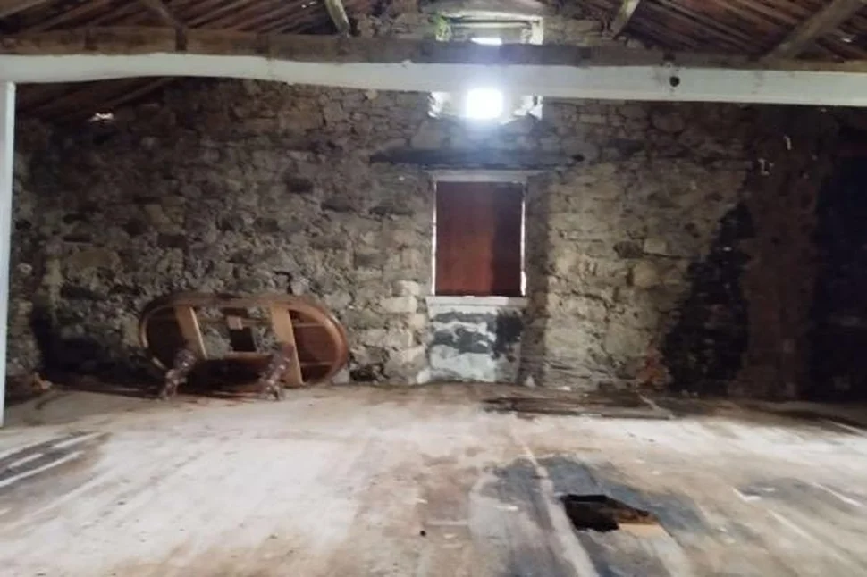 Casa de piedra para rehabilitar con gran finca en meirás, valdoviño