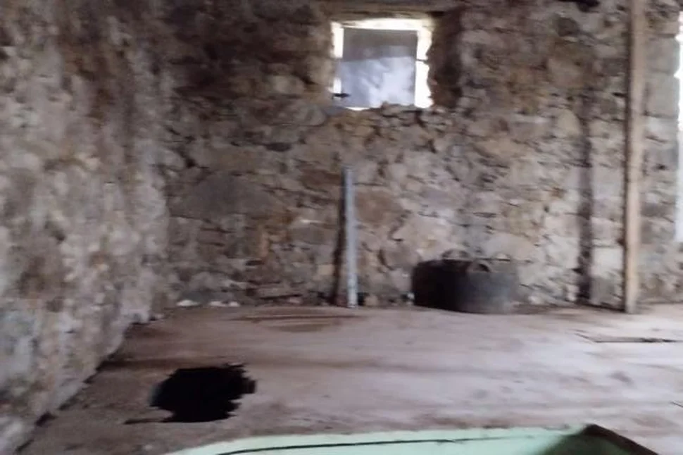 Casa de piedra para rehabilitar con gran finca en meirás, valdoviño