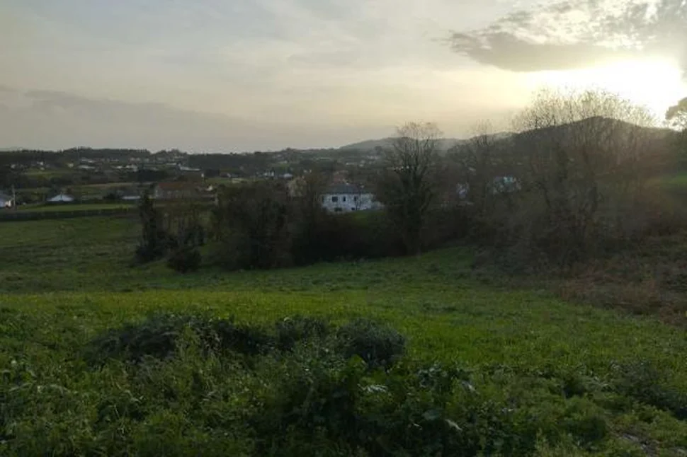 Casa de piedra para rehabilitar con gran finca en meirás, valdoviño