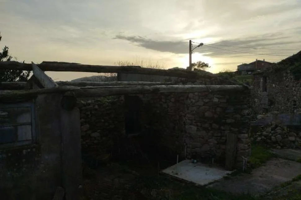 Casa de piedra para rehabilitar con gran finca en meirás, valdoviño