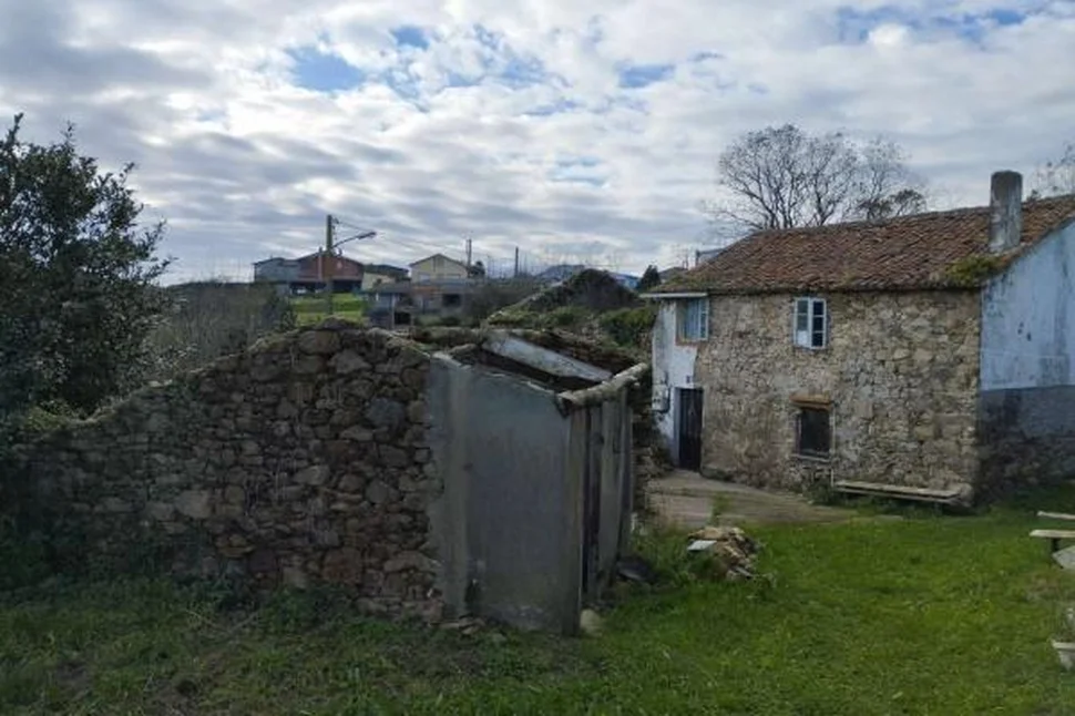 Casa de piedra para rehabilitar con gran finca en meirás, valdoviño