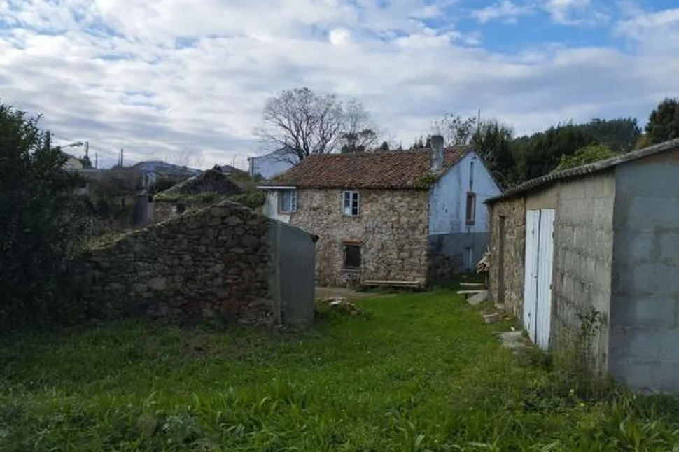 Casa de piedra para rehabilitar con gran finca en meirás, valdoviño
