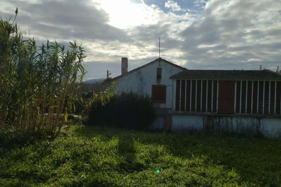 Casa de piedra para rehabilitar con gran finca en meirás, valdoviño