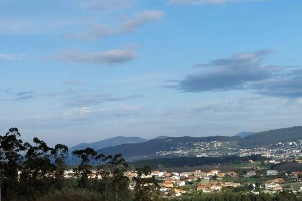Casa de piedra para rehabilitar con gran finca en meirás, valdoviño