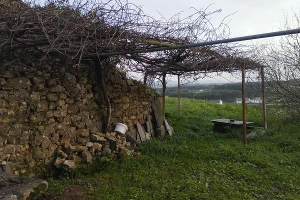 Casa de piedra para rehabilitar con gran finca en meirás, valdoviño