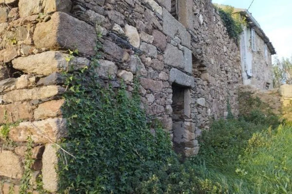 Casa de piedra para rehabilitar con gran finca en meirás, valdoviño