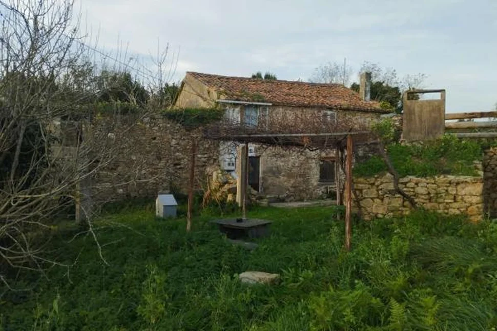 Casa de piedra para rehabilitar con gran finca en meirás, valdoviño