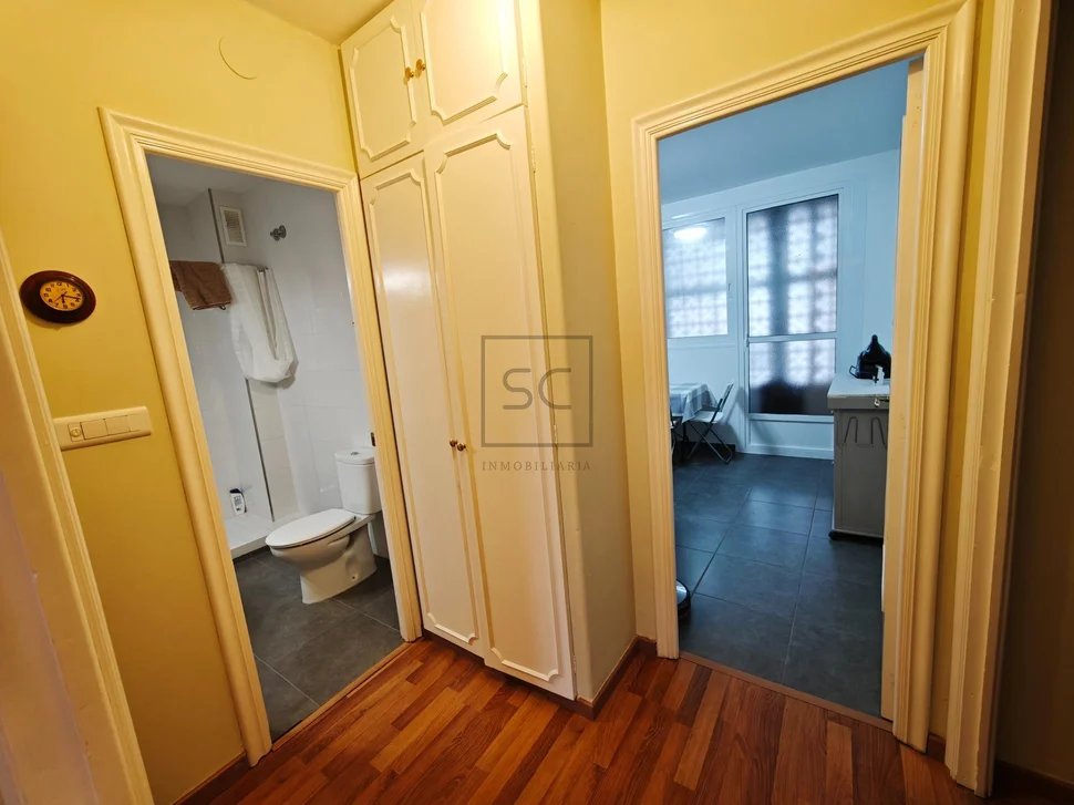 Amplio piso con ascensor, garaje y terraza en ferrol (centro)