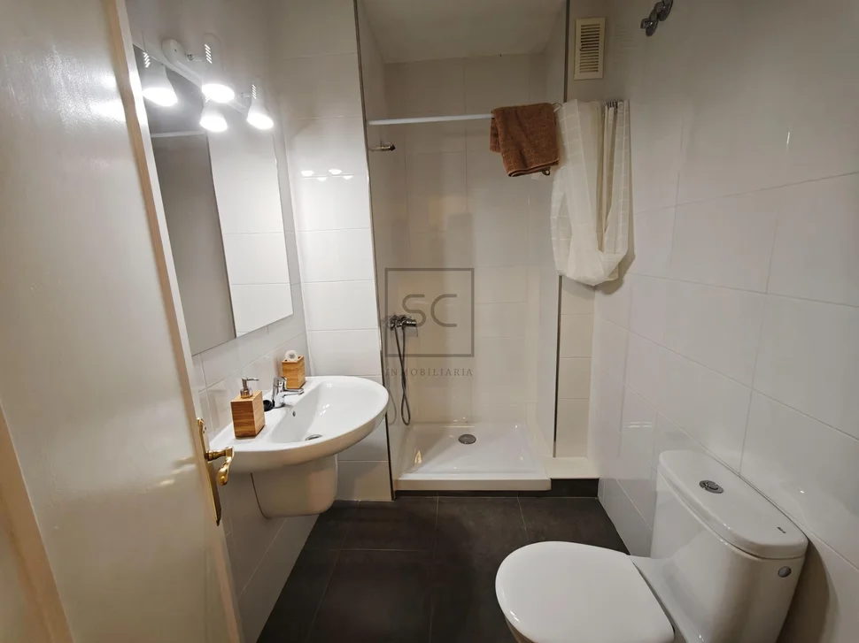 Amplio piso con ascensor, garaje y terraza en ferrol (centro)