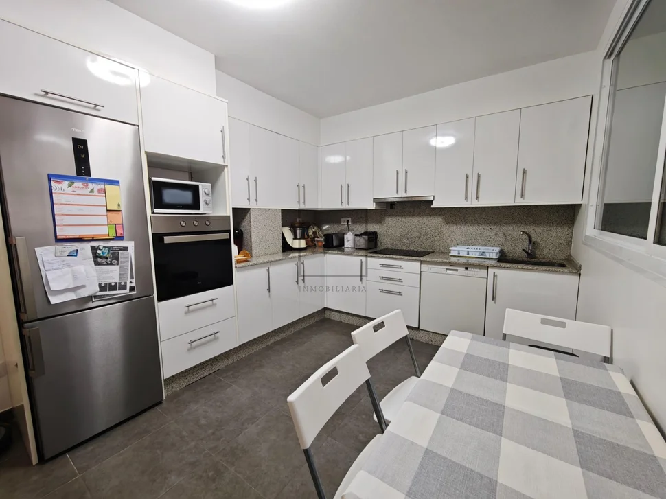 Amplio piso con ascensor, garaje y terraza en ferrol (centro)