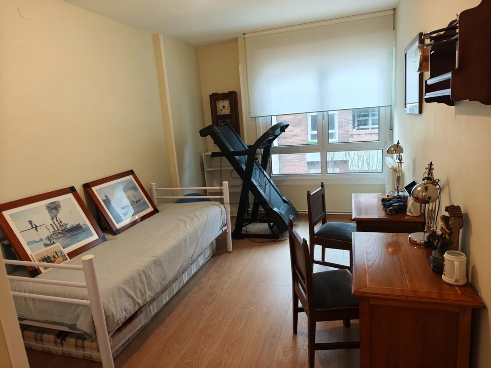 Amplio piso con ascensor, garaje y terraza en ferrol (centro)