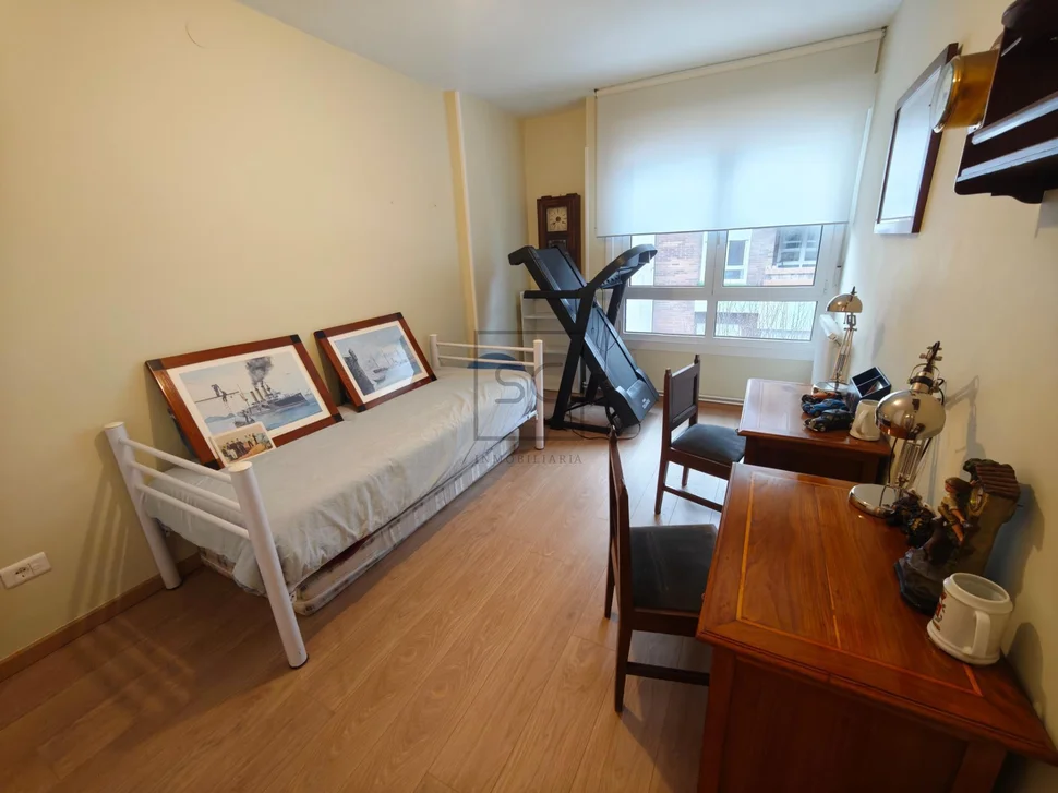 Amplio piso con ascensor, garaje y terraza en ferrol (centro)