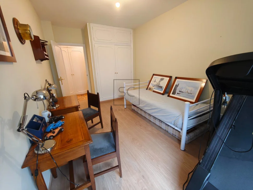 Amplio piso con ascensor, garaje y terraza en ferrol (centro)