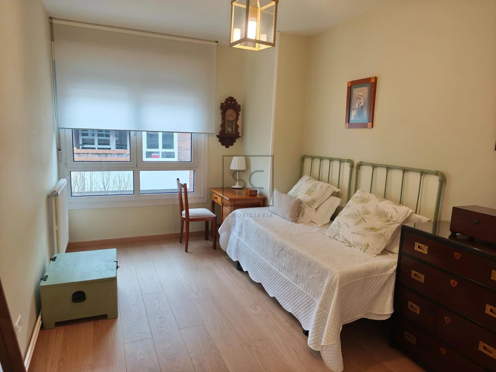 Amplio piso con ascensor, garaje y terraza en ferrol (centro)