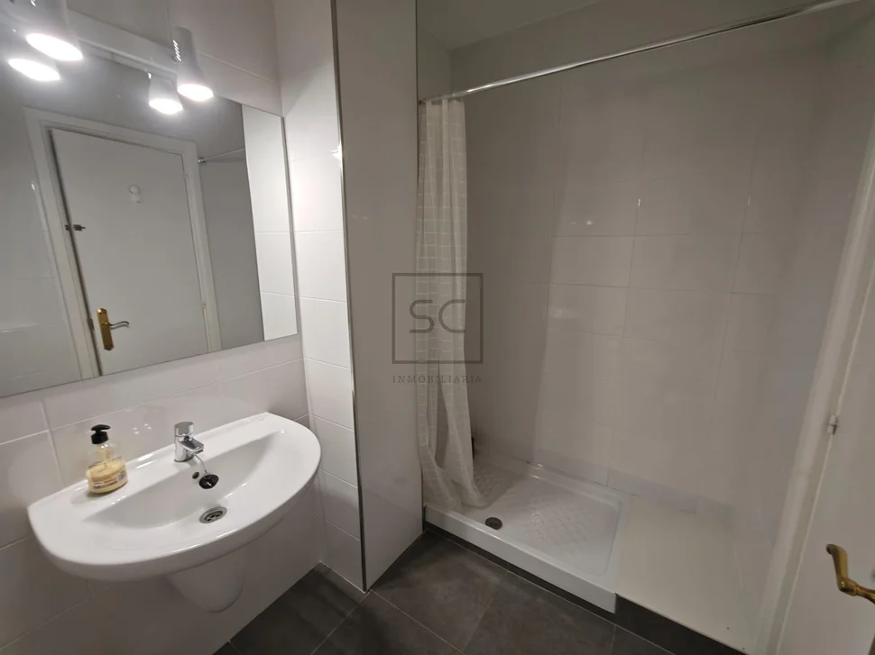 Amplio piso con ascensor, garaje y terraza en ferrol (centro)