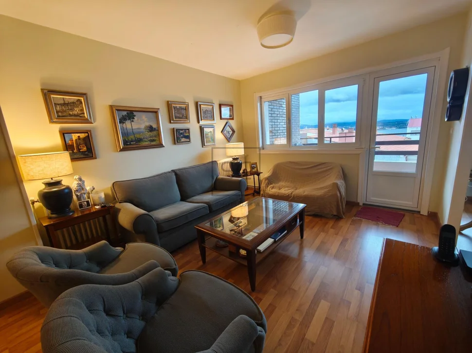 Amplio piso con ascensor, garaje y terraza en ferrol (centro)