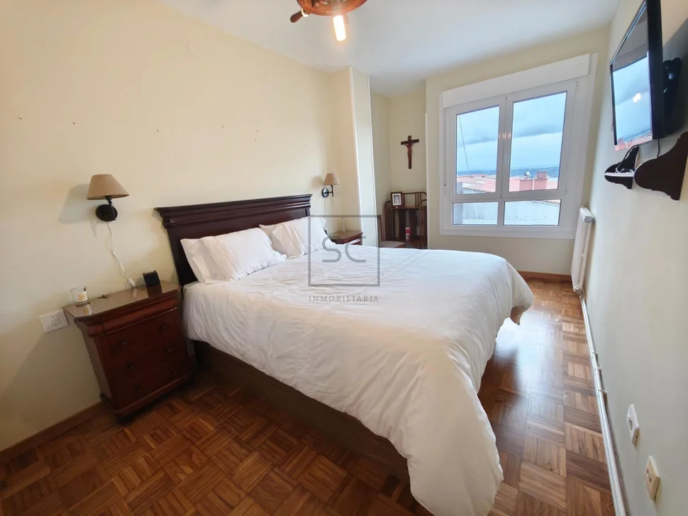 Amplio piso con ascensor, garaje y terraza en ferrol (centro)