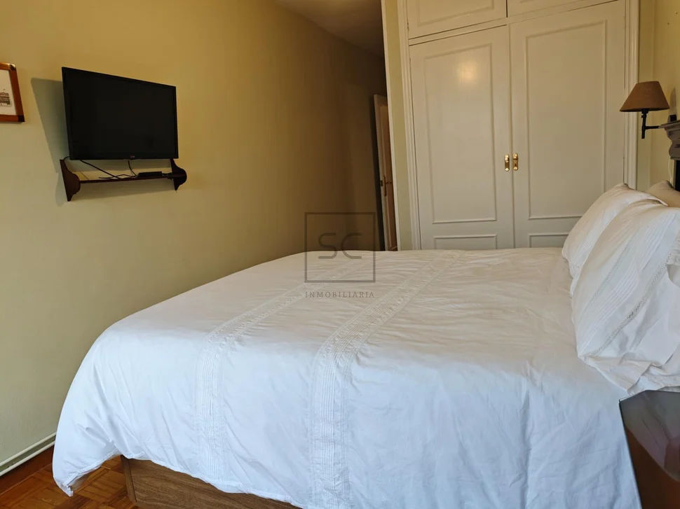 Amplio piso con ascensor, garaje y terraza en ferrol (centro)