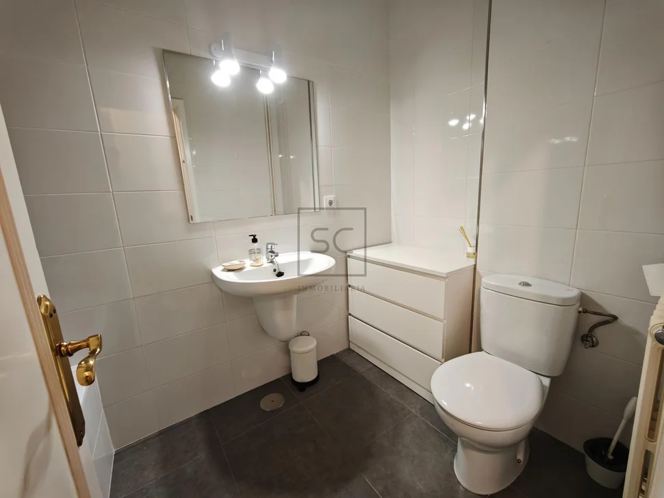 Amplio piso con ascensor, garaje y terraza en ferrol (centro)