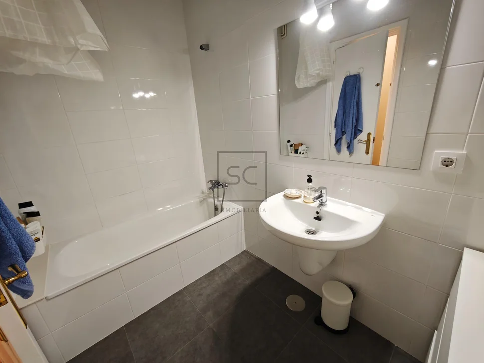 Amplio piso con ascensor, garaje y terraza en ferrol (centro)