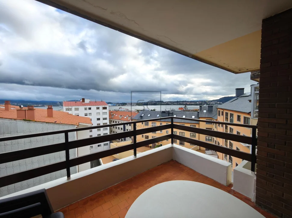 Amplio piso con ascensor, garaje y terraza en ferrol (centro)