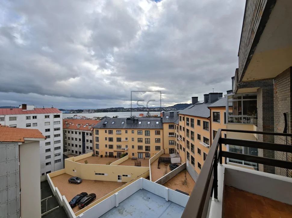 Amplio piso con ascensor, garaje y terraza en ferrol (centro)