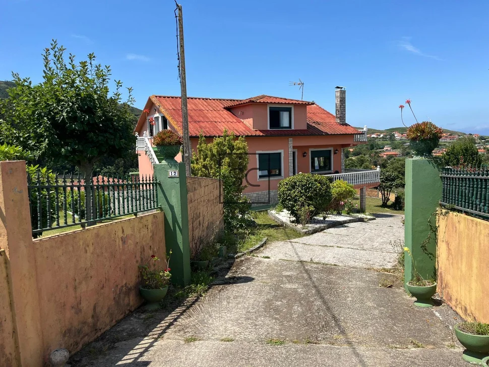 Casa de 3 plantas y garaje en meirás, valdoviño