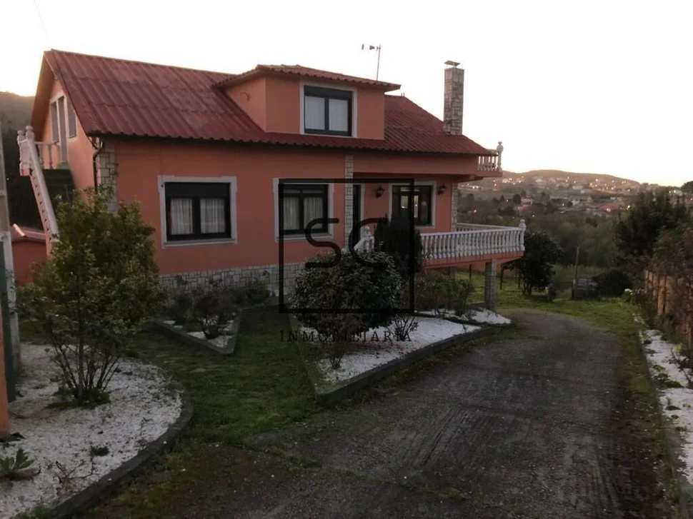 Casa de 3 plantas y garaje en Meirás, Valdoviño.
