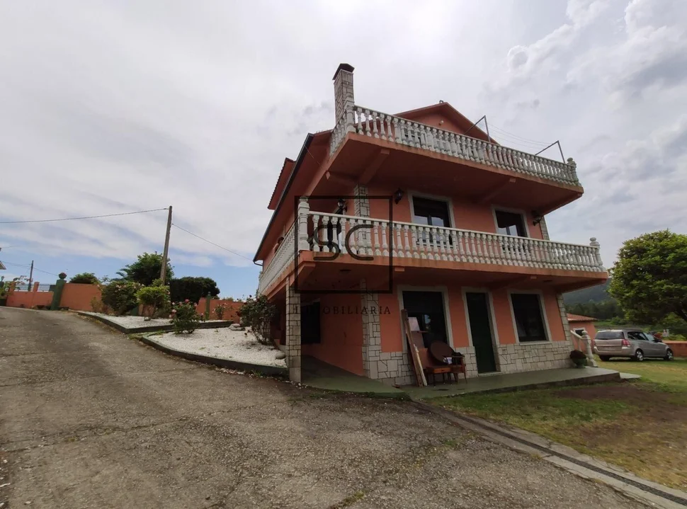 Casa de 3 plantas y garaje en Meirás, Valdoviño.